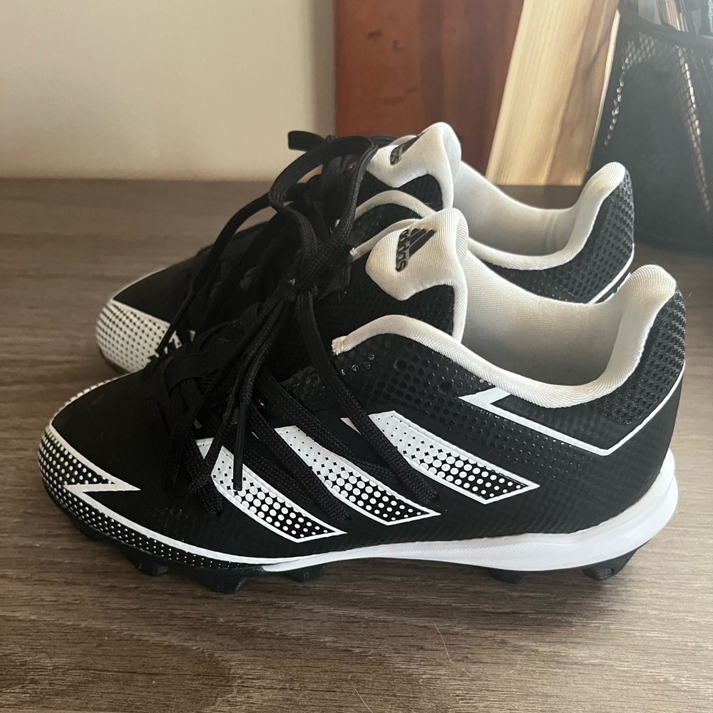 Childrens Size 1 Baseball Cleats/Spikes